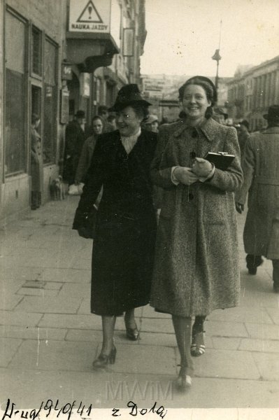 KKE 4936.jpg - Fot. Na spacerze. Jadwiga Strumiłło z Dolą, Warszawa, 1941 r.